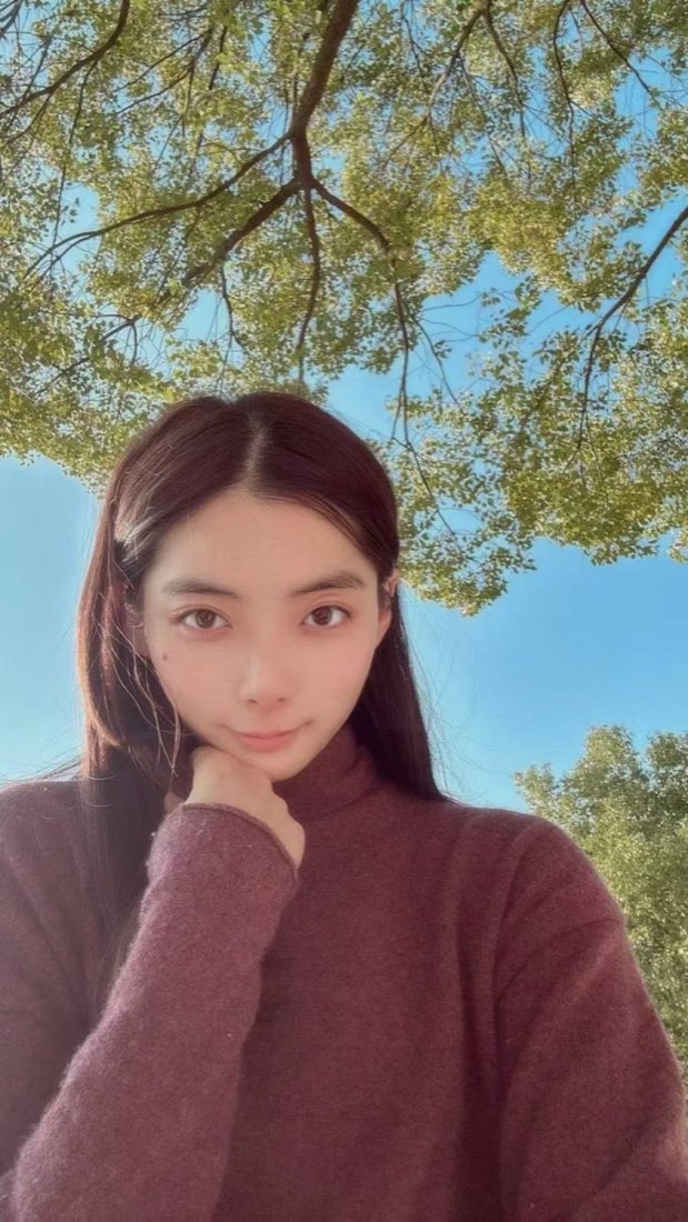 Luna 本人照片——一位真实在跑 AI 一人公司的创始人。放在首屏，明确这是真人一对一亲自陪跑，不是匿名课程或外包团队。